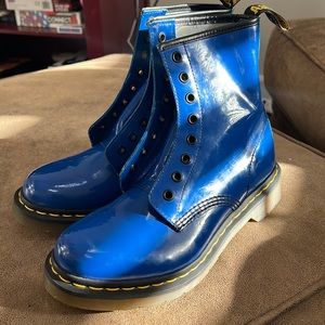 Blue Dr. Martens sz8 barely worn. Missing shoe laces.